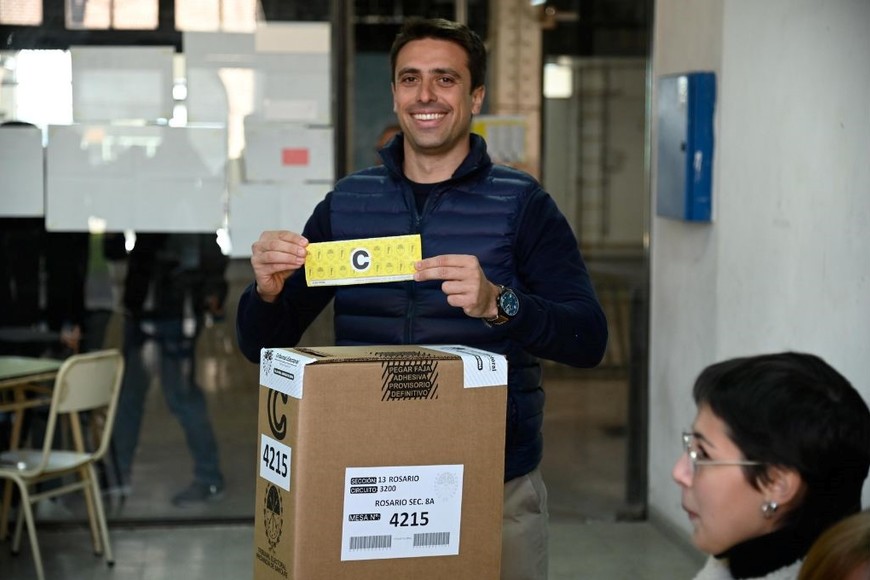 Aleart emitió su voto acompañado por referentes del espacio y militantes que lo esperaban en la puerta.