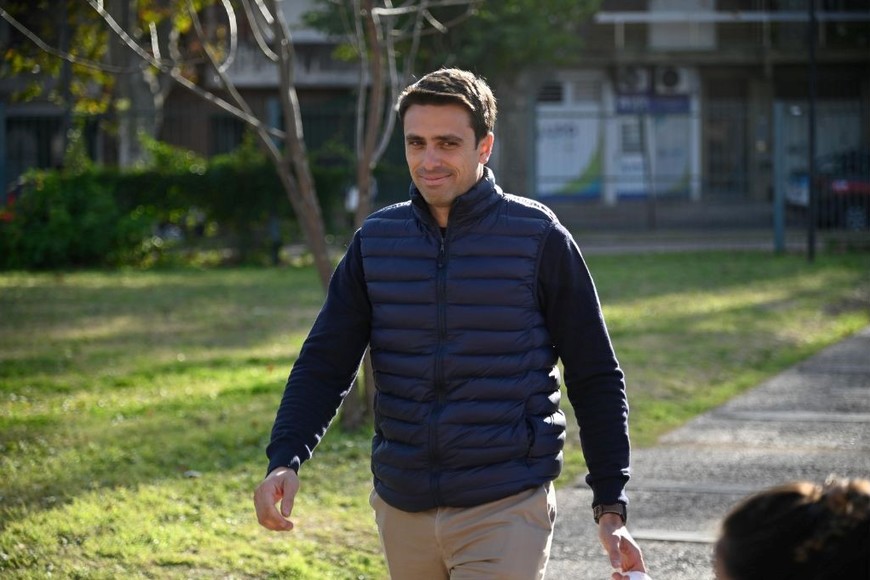 El candidato libertario se acercó a votar este domingo por la mañana en una escuela técnica de Rosario.