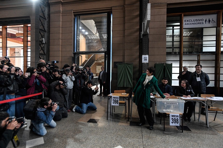 (250629) -- SANTIAGO, 29 junio, 2025 (Xinhua) -- La candidata presidencial, Carolina Tohá (c), del Partido por la Democracia, emite su voto en un centro electoral durante la elección primaria de las presidenciales, en la ciudad de Santiago, capital de Chile, el 29 de junio de 2025. La elección primaria de las presidenciales arrancó el domingo con normalidad en Chile, en una jornada en la que la ciudadanía escogerá al candidato de la izquierda que participará en la contienda por la Presidencia, al ser el único bloque político que se inscribió, informó el Servicio Electoral (Servel). (Xinhua/Jorge Villegas) (jv) (rtg) (da)