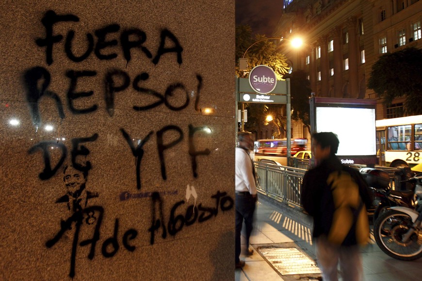 conflicto entre el gobierno de argentina y españa repsol nacionalizacion YPF anuncio de la expropiacion de la empresa petrolera 

A man walks past graffiti that reads "Repsol, get out of YPF" and a stencil image of former Argentine President Nestor Kirchner in Buenos Aires, April 16, 2012. Argentina's government said on Monday it would expropriate 51 percent of leading energy company YPF, a move that could lead to further economic isolation of the country. YPF, controlled by Spain's Repsol, has been under intense pressure from the center-left government and its share price has plunged due to months of speculation about a government takeover.   REUTERS/Marcos Brindicci (ARGENTINA - Tags: POLITICS ENERGY BUSINESS) buenos aires  expropiacion de las acciones de YPF en poder de Repsol anuncio expropiacion YPF grafittis grafitis paredes escritas fuera repsol