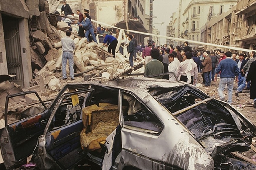El 18 de julio de 1994, la AMIA sufrió un ataque terrorista con coche bomba. Dos años antes, en un atentado similar, fue volada la embajada de Israel en Argentina que causó la muerte de 22 personas.