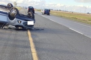 El vehículo se despistó y terminó volcado a un costado de la ruta.