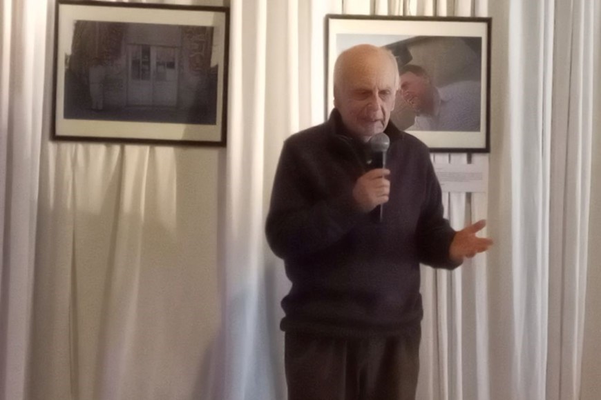 Raúl Beceyro, exponiendo sobre Saer y la fotografía, y su vínculo de amistad.