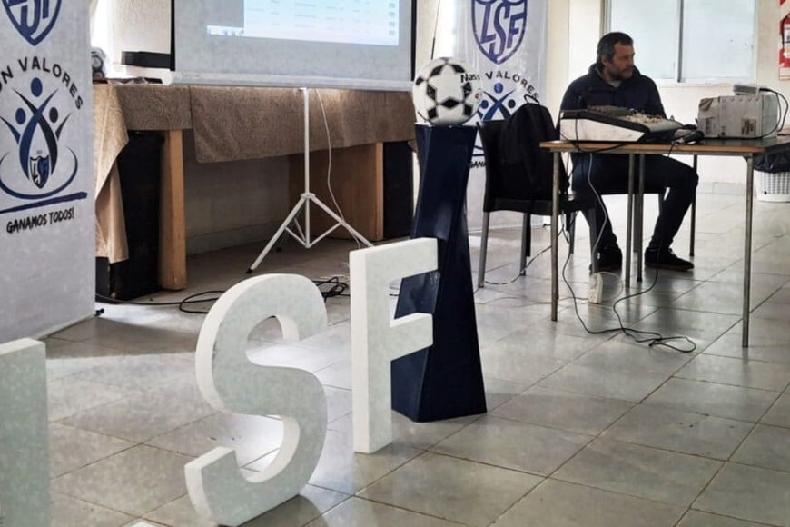 Martín Pariani junto a directivos de la Liga Santafesina de Fútbol. Crédito: Gentileza prensa LSF
