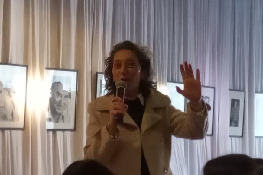 La profesora Valeria Olivieri de Pergamino, dictando el taller “Una obra para ‘leer leyendo’” para los estudiantes; detrás, Saer parece mirarla, desde la muestra fotográfica.