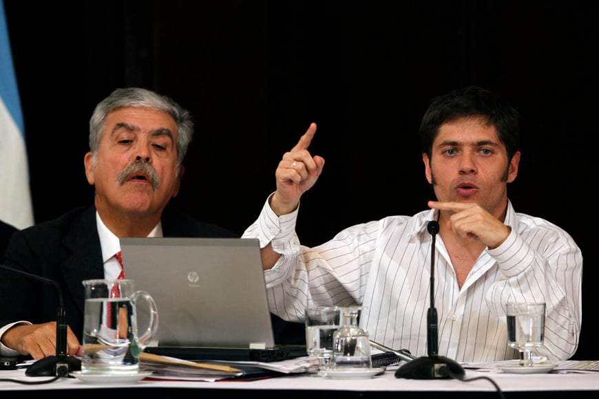 Axel Kicillof (R), deputy economy minister and controller of YPF gas and oil company, speaks beside Julio De Vido, Argentine planning minister and YPF controller, at the Argentine Senate in Buenos Aires April 17, 2012. Argentina will not pay Repsol the $9 billion that the Spanish company wants for its stake in oil company YPF, Argentina's deputy economy minister said on Tuesday. The Argentine government on Monday announced its plan for taking over YPF, which is majority owned by Repsol.   REUTERS/Marcos Brindicci (ARGENTINA - Tags: POLITICS ENERGY BUSINESS) buenos aires julio de vido axel kicilloff ministro de planificacion federal vice ministro economia explicacion  detalles expropiacion YPF expropiación de las acciones de YPF en poder de Repsol