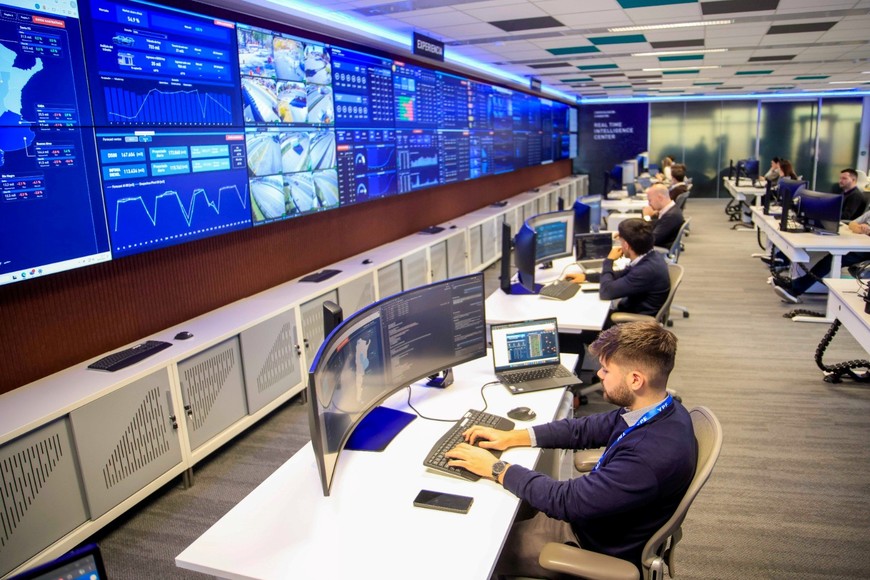 32 pantallas monitorean en tiempo real estaciones, tiendas y logística en todo el país.