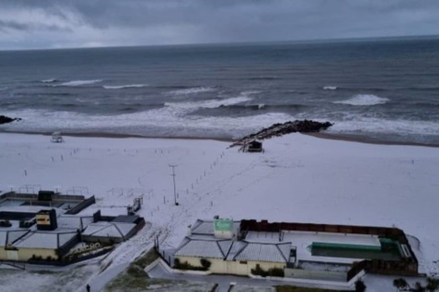 Copos de nieve cubrieron la playa, los paseos costeros y los barrios con una fina capa blanca