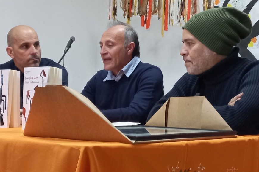 Paulo Ricci, secretario de Desarrollos Culturales de la Provincia; Juan José Becerra, escritor encargado de las contratapas de las reediciones; y Martín Valerio, editor de Grupo Planeta.