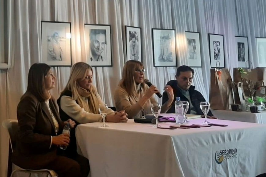 La ministra de Cultura, Susana Rueda, al micrófono durante la apertura formal; junto a ella la presidenta de la Cámara de Diputados de la provincia, Clara García; la presidenta comunal de Serodino, Marilina Ascani; y el senador por el departamento Iriondo, Hugo Rasetto.