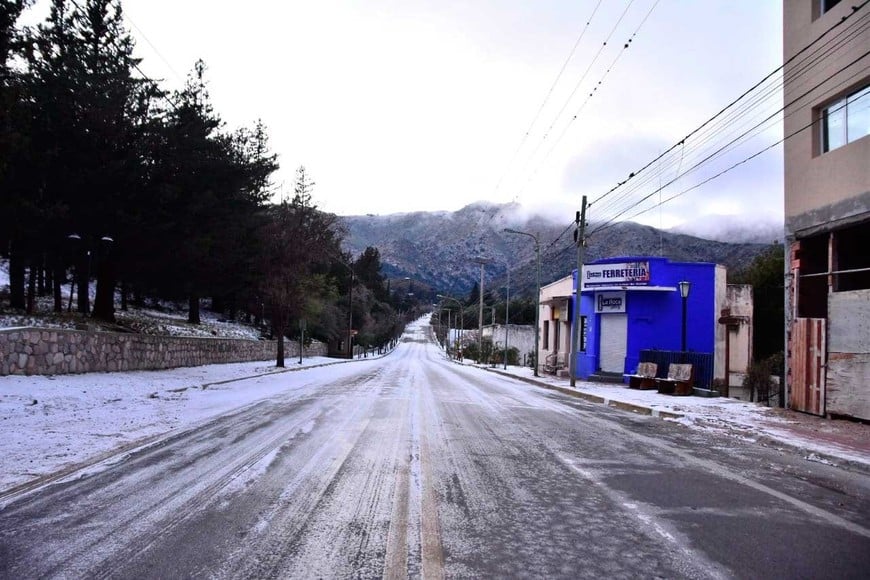 Los Cocos, en Córdoba con nieve en el camino.