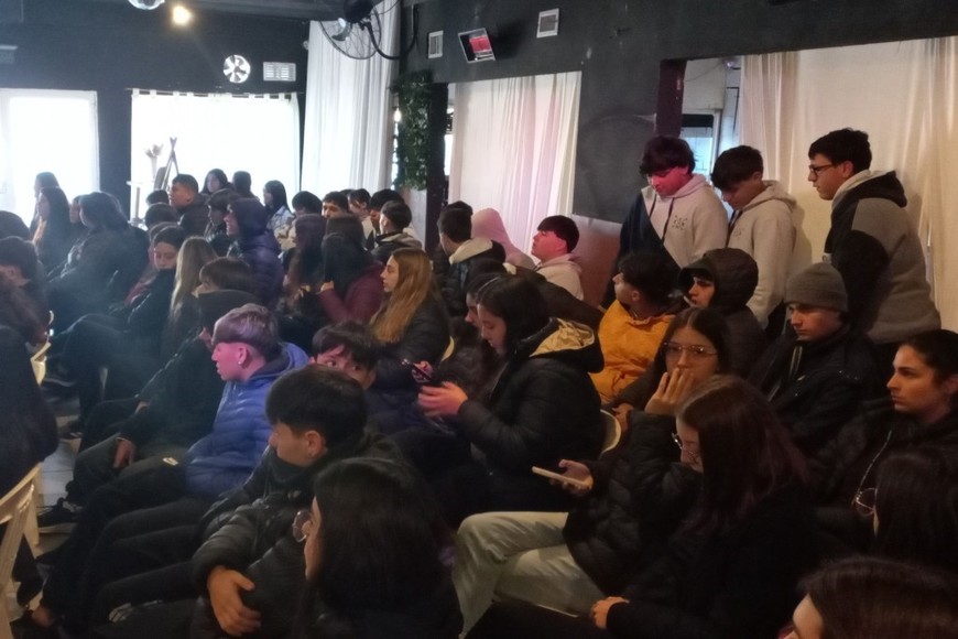 Los alumnos de la Escuela Secundaria N° 216 “Mariano Moreno” llenaron el salón Nyx para conocer más sobre su paisano más destacado.