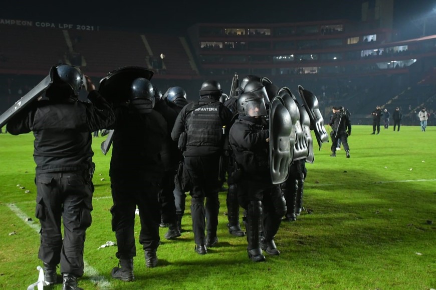 INCIDENTES EN EL BRIGADIER. COLON MITRE. DISTURBIOS EN EL CEMENTERIO. Foto: Manuel Fabatia
