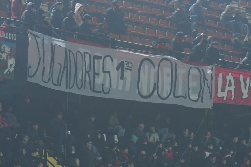 Las banderas de la hinchada sabalera. Foto: Manuel Fabatia