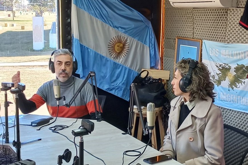 Mauricio Gómez condujo desde El Vagón del Stream de la Comuna una serie de entrevistas con los participantes de la jornada; en la primera salida, junto a la profesora Olivieri