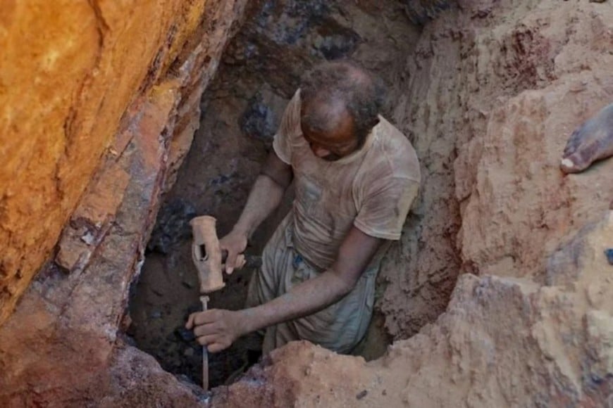 Mineros en labores dentro de la mina.