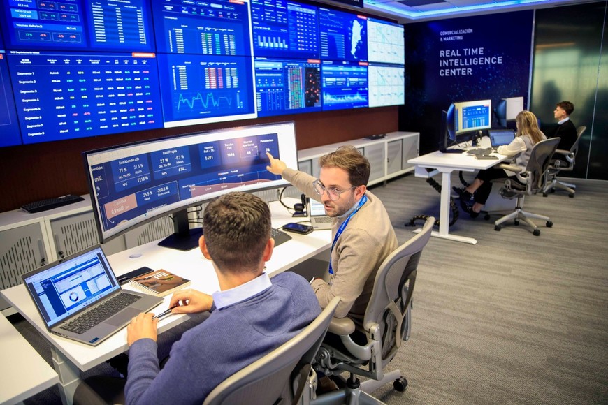 Videowall con 32 pantallas permite monitorear en tiempo real más de 1.600 estaciones.