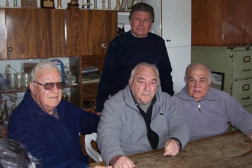 Eduardo Sorbellini, Juan Carlos Leoni, Luis Rodrigo y José Luis De Sanctis. Dirigentes que hicieron historia en el club de barrio Transporte. Crédito: Gentileza.