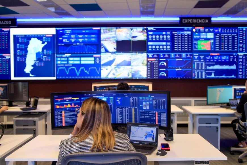 Videowall con 32 pantallas permite monitorear en tiempo real más de 1.600 estaciones.