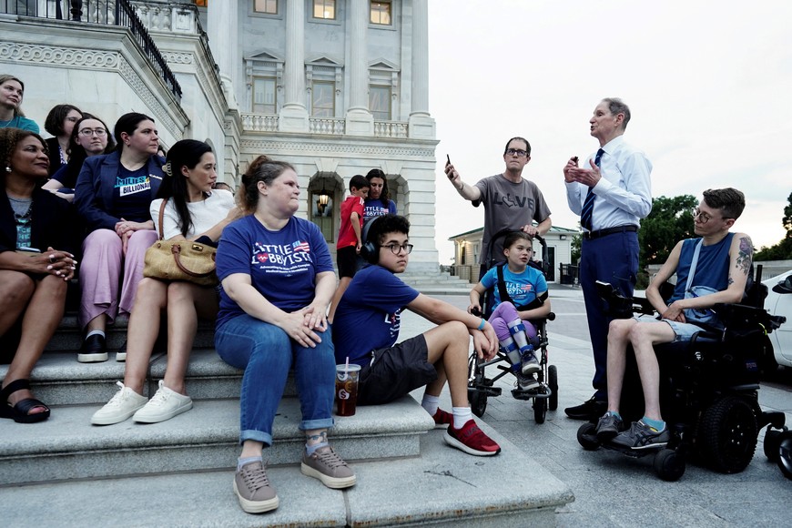 U.S. Senator Ron Wyden (D-OR) speaks in support of a group of people who would be negatively affected by the passage of the current bill Senate Republicans are working to pass, outside the Capitol in Washington, D.C., U.S., June 29, 2025. REUTERS/Ken Cedeno