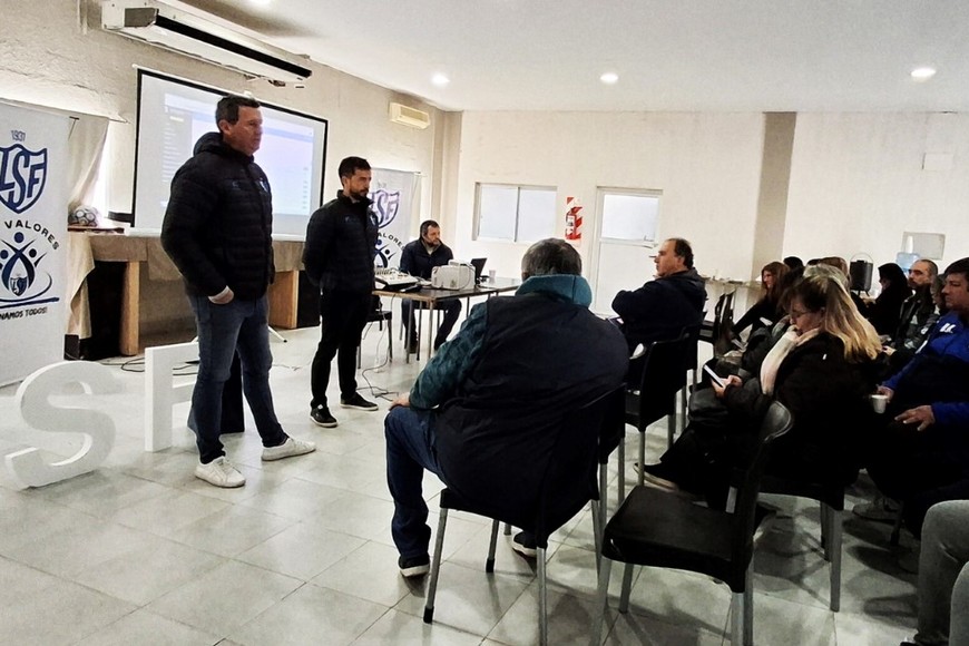 Martín Pariani junto a directivos de la Liga Santafesina de Fútbol. Crédito: Gentileza prensa LSF