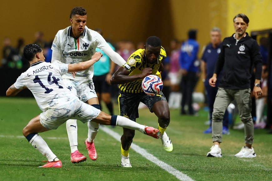 Soccer Football - FIFA Club World Cup - Round of 16 - Borussia Dortmund v CF Monterrey - Mercedes-Benz Stadium, Atlanta, Georgia, U.S. - July 1, 2025
Borussia Dortmund's Serhou Guirassy in action with CF Monterrey's Erick Aguirre REUTERS/Kai Pfaffenbach