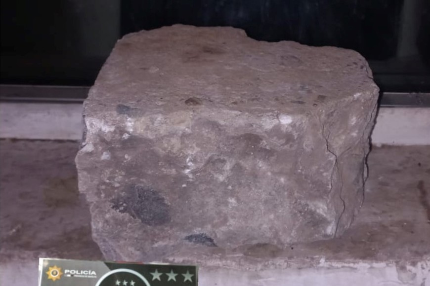 Dentro del local personal policial halló el adoquín utilizado para los destrozos. Crédito: El Litoral.