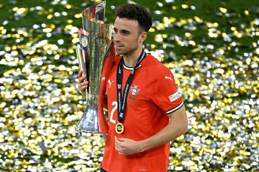 FILE PHOTO: Soccer Football - Nations League - Final - Portugal v Spain - Allianz Arena, Munich, Germany - June 9, 2025
Portugal's Diogo Jota celebrates with the trophy after winning the Nations League REUTERS/Annegret Hilse/File Photo