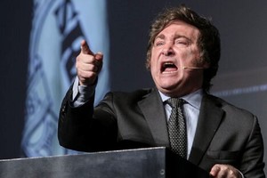 Javier Milei es el hacedor de una inédita proeza: ha convertido la violencia verbal en política de Estado. La brutalidad de sus dichos forma parte de una coreografía organizada, una maquinaria discursiva que combina la descalificación y la agresión con el sarcasmo.