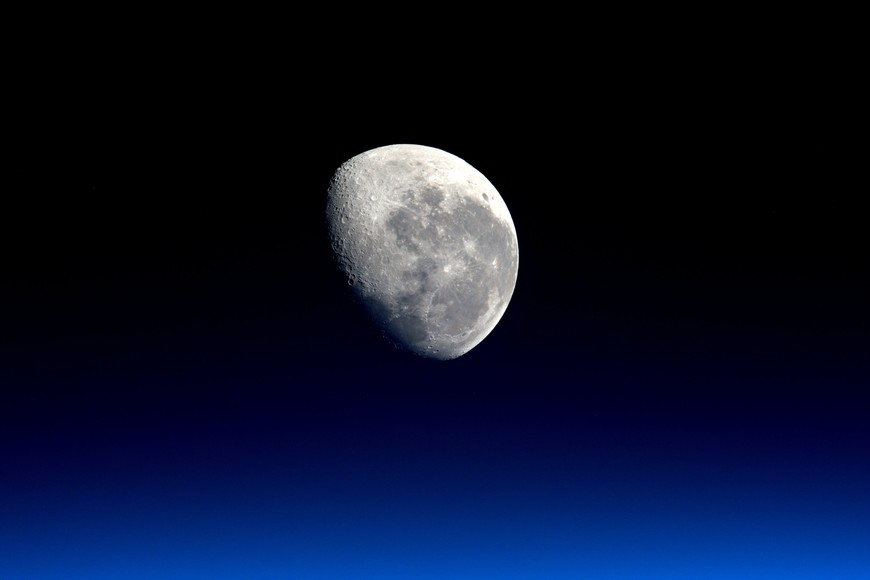 The setting moon is seen in a photograph taken by Expedition 47 Flight Engineer Tim Peake of the European Space Agency (ESA) from the International Space Station on March 28, 2016 and released by NASA on April 4, 2016. Picture taken March 28, 2016.  REUTERS/ESA/NASA/Handout via Reuters   THIS IMAGE HAS BEEN SUPPLIED BY A THIRD PARTY. IT IS DISTRIBUTED, EXACTLY AS RECEIVED BY REUTERS, AS A SERVICE TO CLIENTS. FOR EDITORIAL USE ONLY. NOT FOR SALE FOR MARKETING OR ADVERTISING CAMPAIGNS   foto de la luna tomada desde la estacion espacial internacional astronomia luna