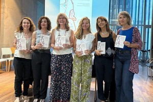 El equipo de autoras junto a la editora Silvina Maroni y la ilustradora Paola Di Stilio.