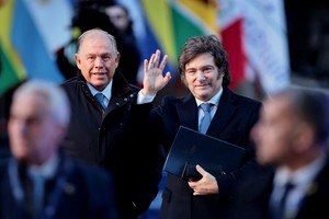 Javier Milei junto a Gerardo Werthein. Crédito: REUTERS/Alessia Maccioni