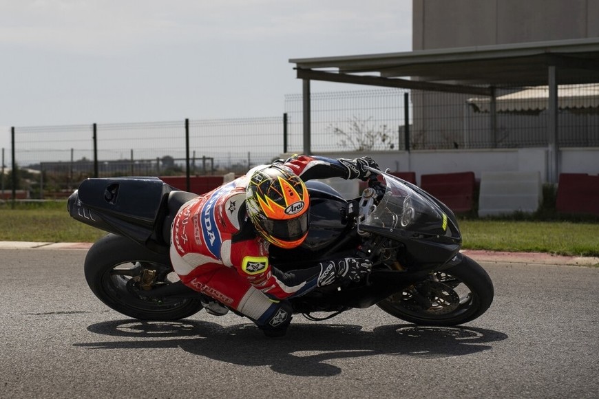 El accidente ocurrió durante la tanda libre del JuniorGP en Magny-Cours.