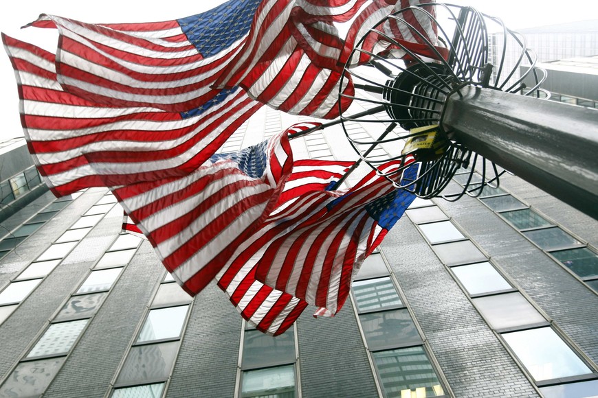 Flags fly outside the offices of New York Governor Eliot Spitzer March 12, 2008, where he was making the announcement that he would resign his office amid a scandal over a $1,000_an_hour prostitute, cutting short a career built on pugnacious investigations of Wall Street crimes.  REUTERS_Mike Segar  (UNITED STATES) eeuu washington  eeuu escandalo renuncia gobernador de nueva york prostituta prostitucion oficinas de la gobernacion de nueva york