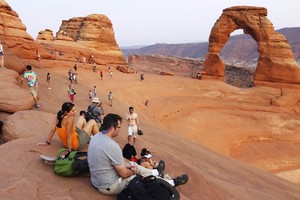 Tourists gather at the Arches National Park in Moab  Utah in this file photo from August 16, 2012.  Utah will reopen its national parks and monuments under a deal with the U.S. Department of the Interior, which closed the sites and other parks across the country as part of the partial federal government shutdown that began on Oct. 1. REUTERS/Charles Platiau/Files  (UNITED STATES - Tags: ENVIRONMENT TRAVEL) eeuu utah  eeuu crisis en el gobierno por no aprobacion del presupuesto cierre shutdown del gobierno por falta de fondos reapertura del Parque Nacional Arches National Park in Moab