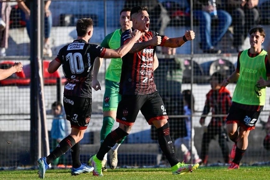 Patronato aguantó y volvió a festejar en su reducto, donde estira su buen presente (6 partidos sin derrotas) y se mete entre los mejores cuatro de la Zona A. Foto: Prensa Patronato