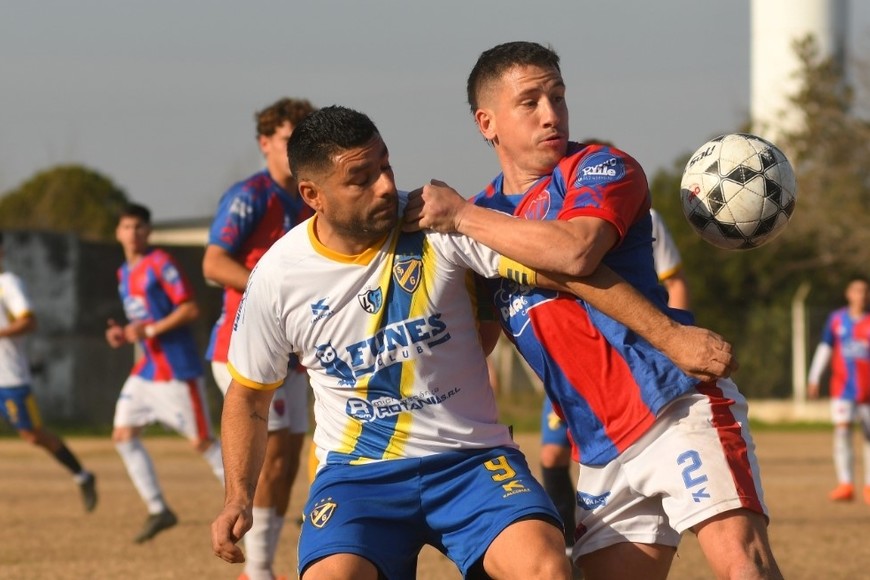 Autor del gol. Leandro Ledesma es marcado por Barbero de Vecinal en un duelo que finalmente quedó en poder del 9 de Guadalupe que, luego de esta jugada convirtió un golazo de tiro libre. Foto: Luis Cetraro