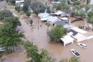 La crecida del Río Guadalupe que incrementó su caudal más de 8 metros arrasa con varias localidades del sur de Estados Unidos.