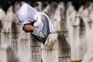 El Memorial de Srebrenica es un lugar de recuerdo desgarrador: el cementerio alberga restos de unas 7.000 de las 8.372 víctimas del genocidio identificadas hasta la fecha.