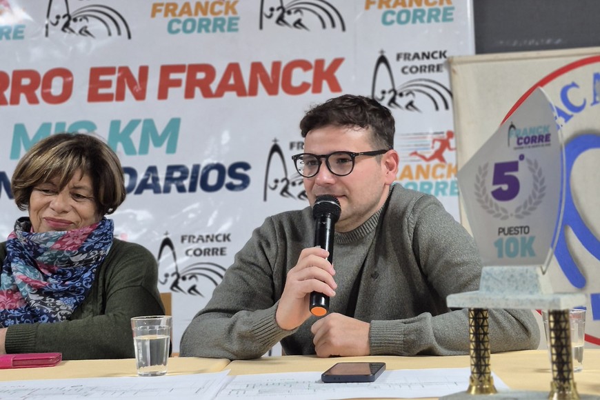 La presentación ante la prensa estuvo a cargo de Marcelo Degiorgio y de Betina Bassi, integrantes de este grupo de maratonistas que en 2018 retomó este desafío que hoy tiene un sentido solidario, pero además deportivo y turístico en Franck.