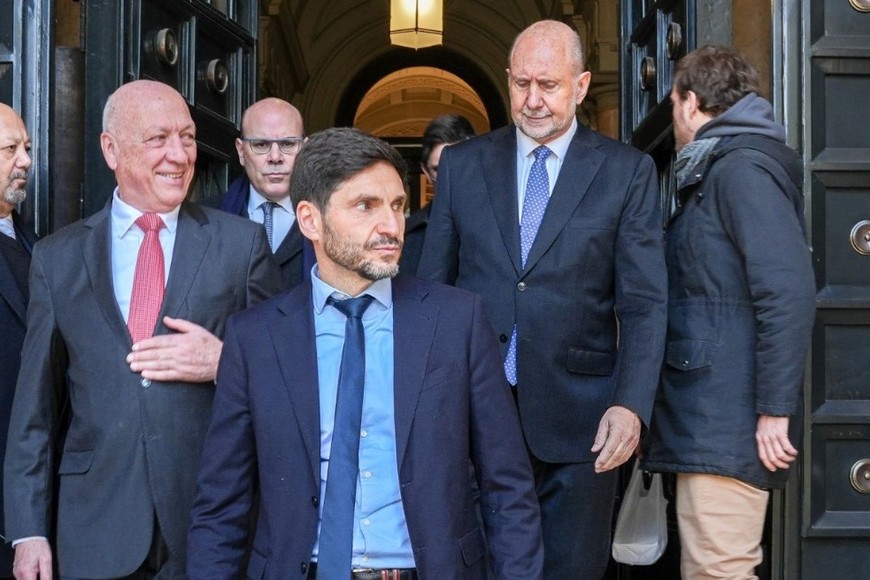 Pullaro asistió a la audiencia de conciliación en la Corte Suprema de Justicia de la Nación acompañado por sus antecesores, Antonio Bonfatti y Omar Perotti. Crédito: Archivo El Litoral.