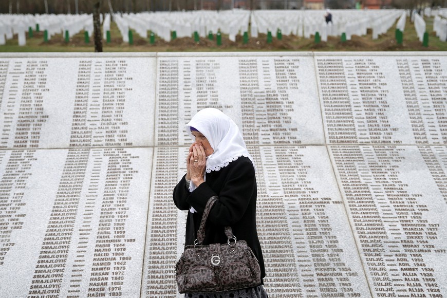 A woman is seen near a grave of her family members in the Memorial centre Potocari before the judges verdict on former Bosnian Serb political leader Radovan Karadzic's appeal of his 40 year sentence for war crimes, near Srebrenica, Bosnia and Herzegovina March 20, 2019. REUTERS/Dado Ruvic  TPX IMAGES OF THE DAY   Subieron a cadena perpetua la condena de Radovan Karadzic por el genocidio de Bosnia condena crimenes de guerra genocidio bosnia