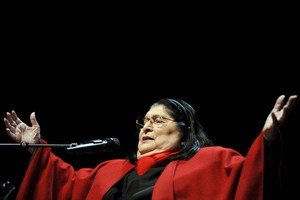 ISRAEL/ - Renowned Argentine folk singer Mercedes Sosa sings during her concert in Tel Aviv October 22, 2008. REUTERS/Amir Cohen (ISRAEL) tel aviv israel Mercedes Sosa musica cantante argentina concierto en israel
