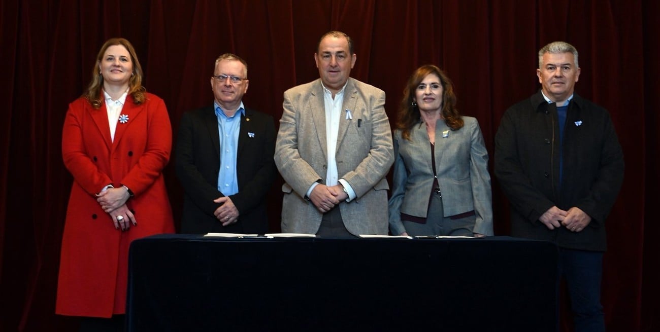 Ceresola, Mántaras, Poletti, Molina y Rudi, en la firma del convenio.