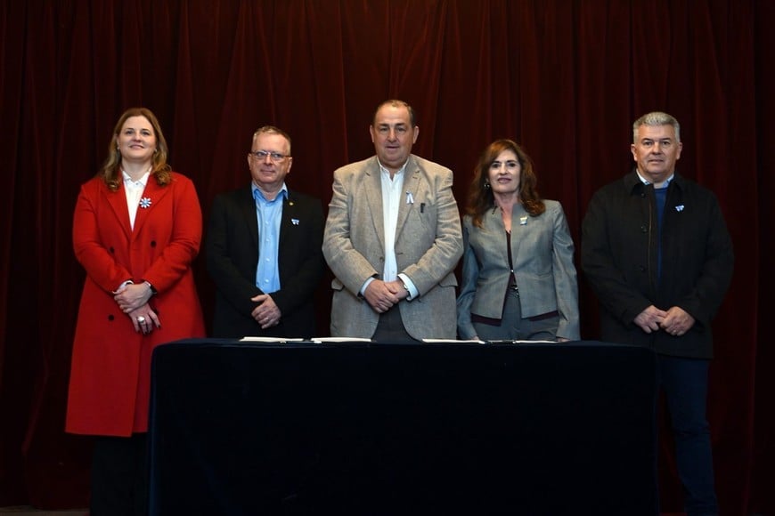Ceresola, Mántaras, Poletti, Molina y Rudi, en la firma del convenio.
