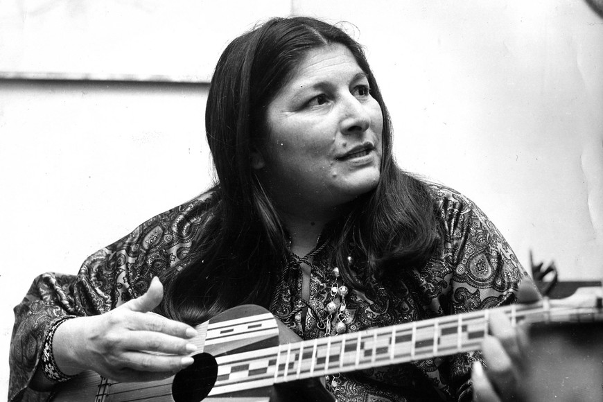 Argentine folk singer and legend Mercedes Sosa is seen in her hometown of Tucuman in this undated file photo. Doctors said on October 3, 2009 that Sosa's health has worsened in the past 24 hours and she is now in an induced coma and breathing with the help of an artificial respirator. Sosa, 74, is suffering from multiple organ failure. REUTERS/La Gaceta/Files (ARGENTINA ENTERTAINMENT)  mercedes sosa fallecimiento cantante argentina folklorista fallecio murio fallecimiento muerte musico foto de archivo de la cantante folklorista