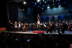 Rodrigo Naffa y la la Orquesta Sinfónica Provincial de Santa Fe en “La Scaloneta Sinfónica”.