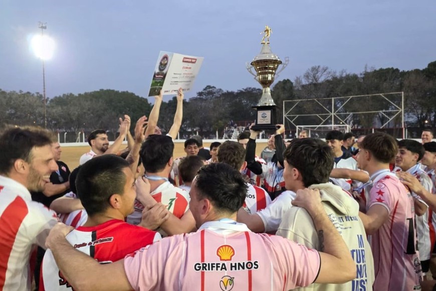 Sportivo Suardi levantó la copa frente a su gente y cerró una campaña soñada. Foto: Gentileza