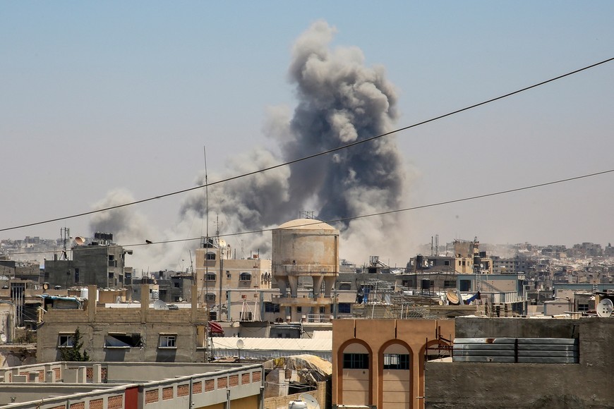 Smoke rises following an Israeli strike, in Khan Younis in the southern Gaza Strip July 9, 2025. REUTERS/Hatem Khaled