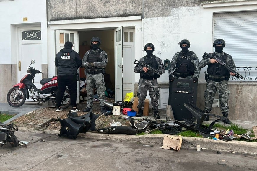 El inmueble ubicado en Luciano Molinas al 700 funcionaría como "desarmadero" de motos robadas. Créditos: El Litoral